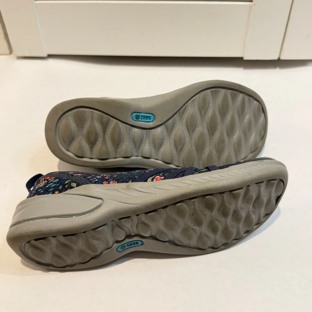 Bzees Women's Floral Slip On Comfort‎ Shoes Size 6M Navy Floral Walking Sneakers